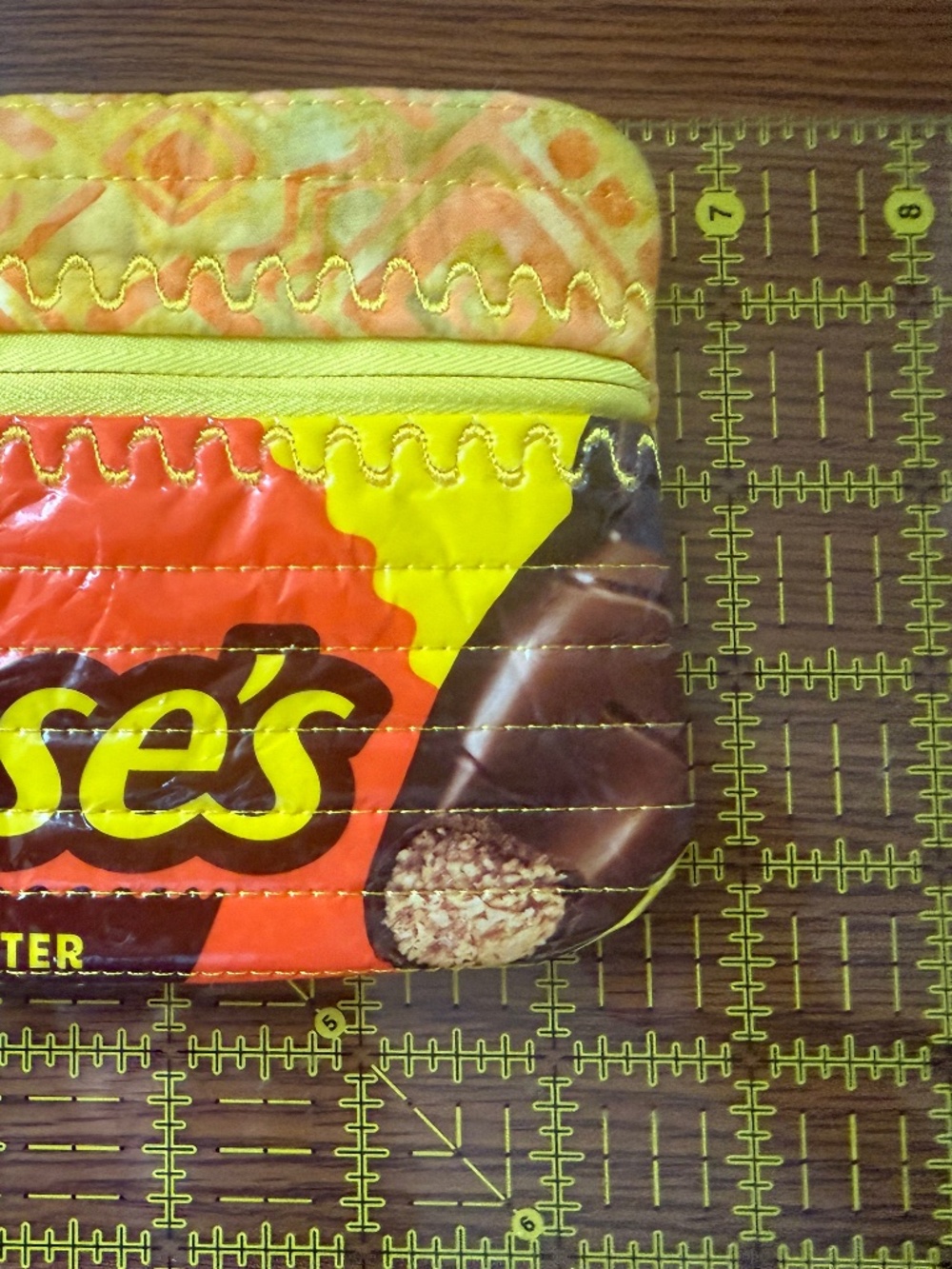 Recycled candy wrapper zippered bag - Picture 5 of 6
